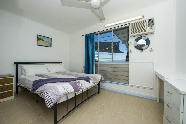 Bedroom 2, Blue on Cockle, Magnetic Island