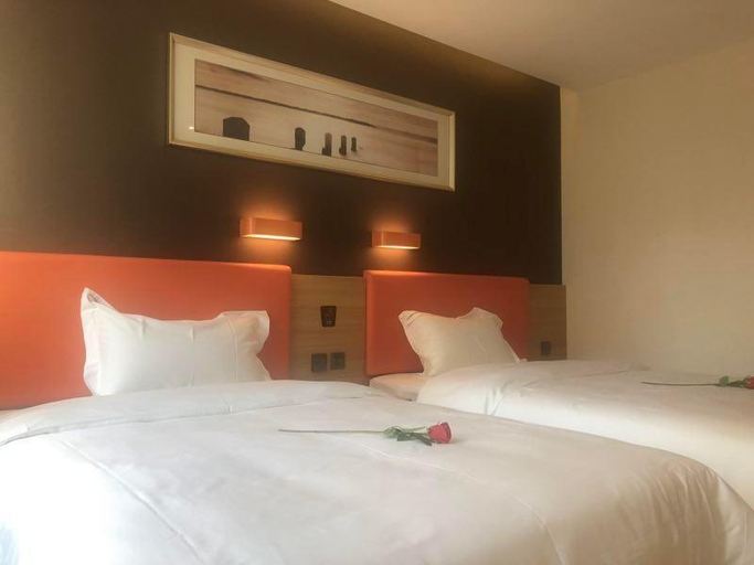 Bedroom 2, 7 Days Premium Beijing Langxinzhuang Metro Station, Beijing