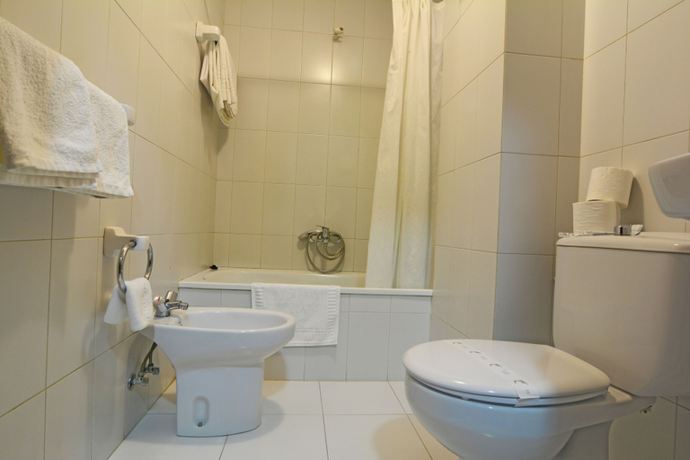 Bathroom 4, Hotel Jucamar, Pontevedra