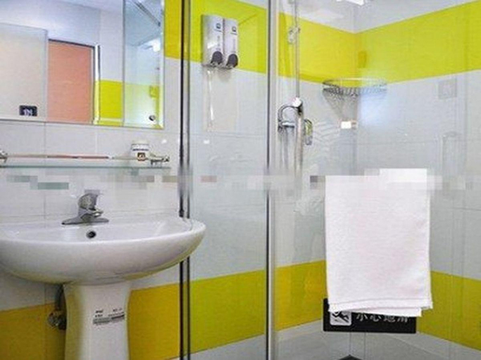 Bathroom, 7 Days Inn Bozhou Railway Station, Bozhou