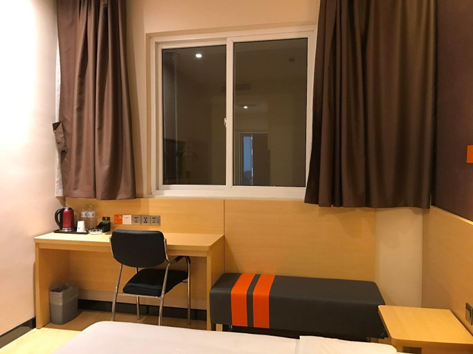 Bedroom 3, 7 Days Premium Yantai Penglai New Bus Terminal, Yantai