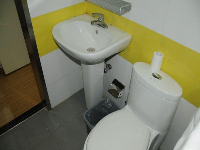 Bathroom 4, 7 Days Inn Hangzhou Wulin Square Airport Shuttle Station Branch, Hangzhou