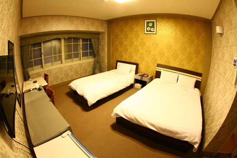 Bedroom 4, Crystal Hotel, Buk