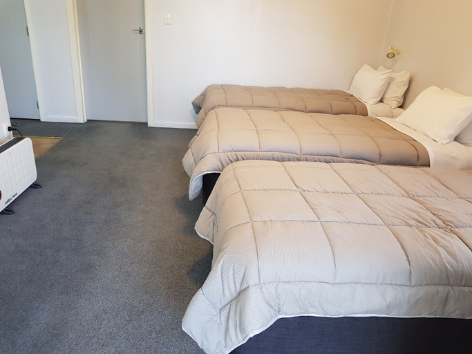 Bedroom 2, Kelly's Riverside Motel, Ruapehu