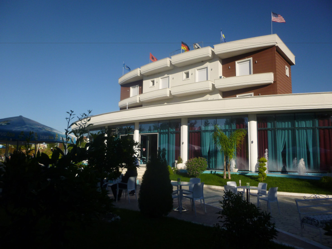 Hotel Red Apple, Fierit