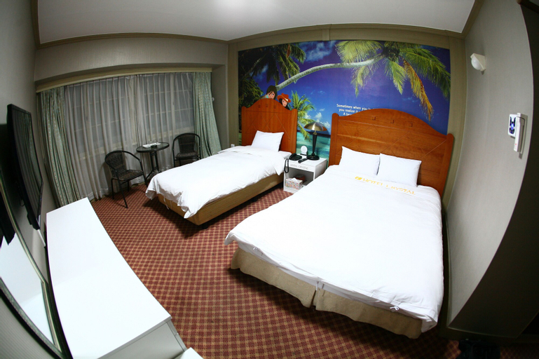 Bedroom 4, Crystal Hotel, Buk