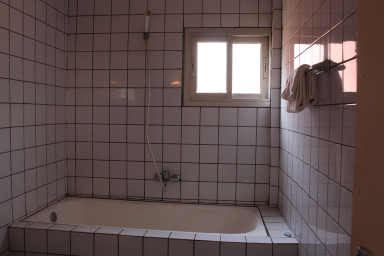 Bathroom 4, Hotel Le Relais Saint Jacques, Mfoundi