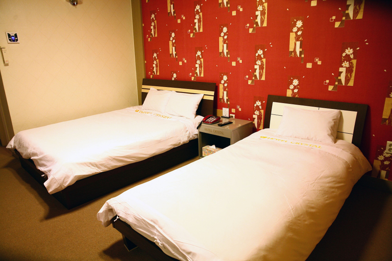 Bedroom 3, Crystal Hotel, Buk