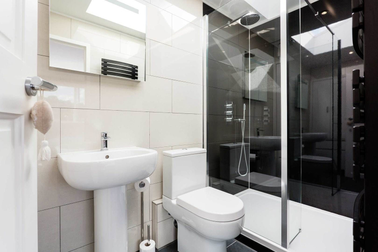 Bathroom 4, Wimbledon Terrace House, London