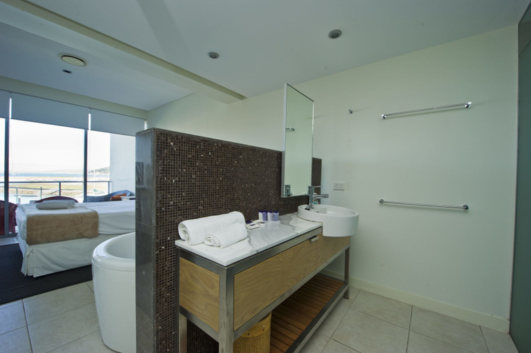 Bathroom 2, Blue on Blue Apartment 933, Magnetic Island