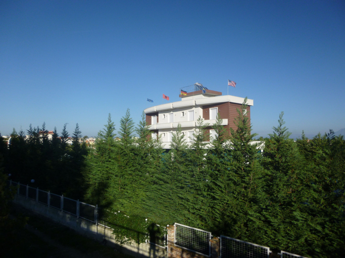 Hotel Red Apple, Fierit