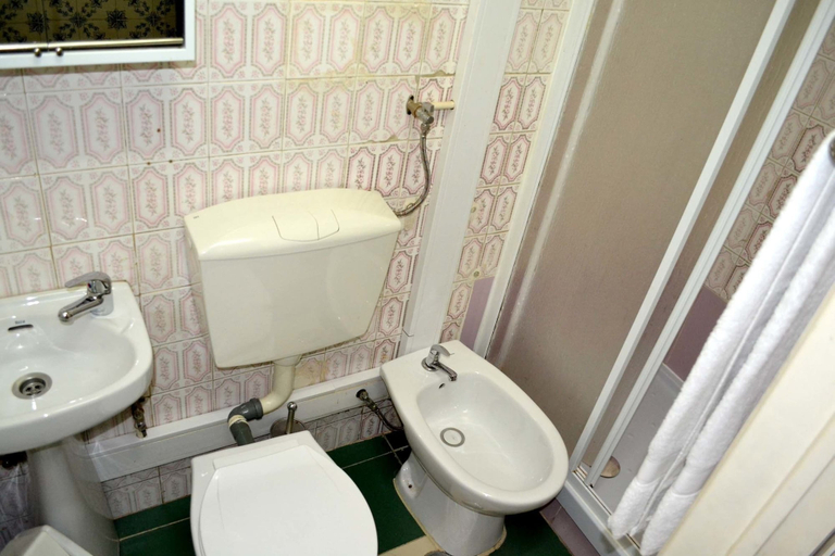 Bathroom 4, Pétala Preciosa Guesthouse, Lisbon