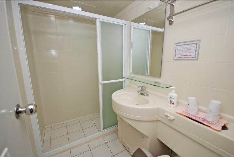 Bathroom 4, Zuo An Hostel, Miaoli
