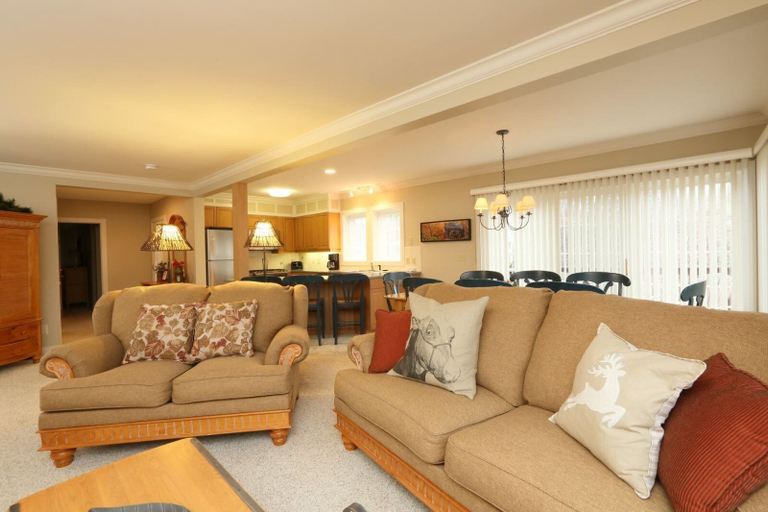 Public Area 2, Upscale 3BR Topnotch Overlook, Lamoille