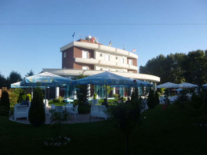 Hotel Red Apple, Fierit