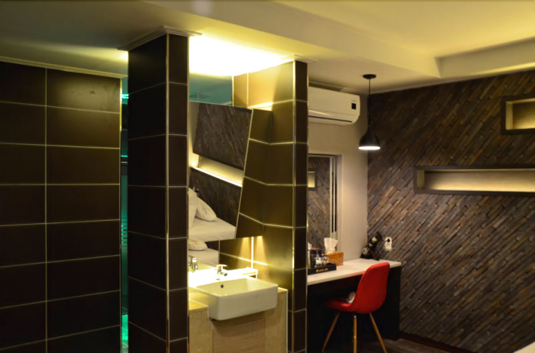 Hotel Asia, Buk