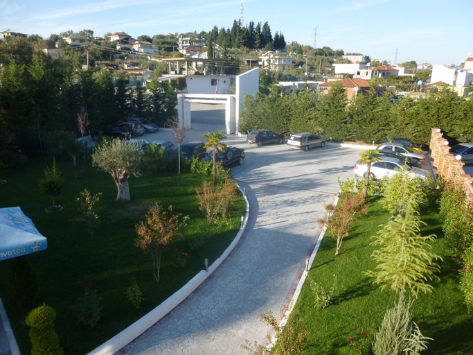 Hotel Red Apple, Fierit