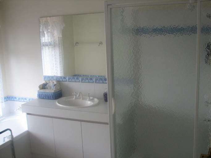 Bedroom 5, Lakeview Lodge, Swan