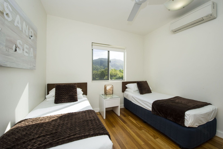 Bedroom 3, Beachside Apartment 14, Magnetic Island