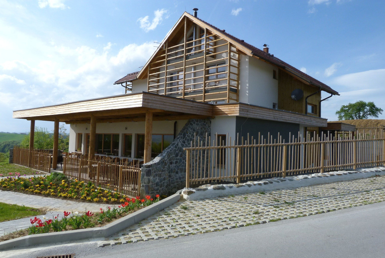 Exterior & Views