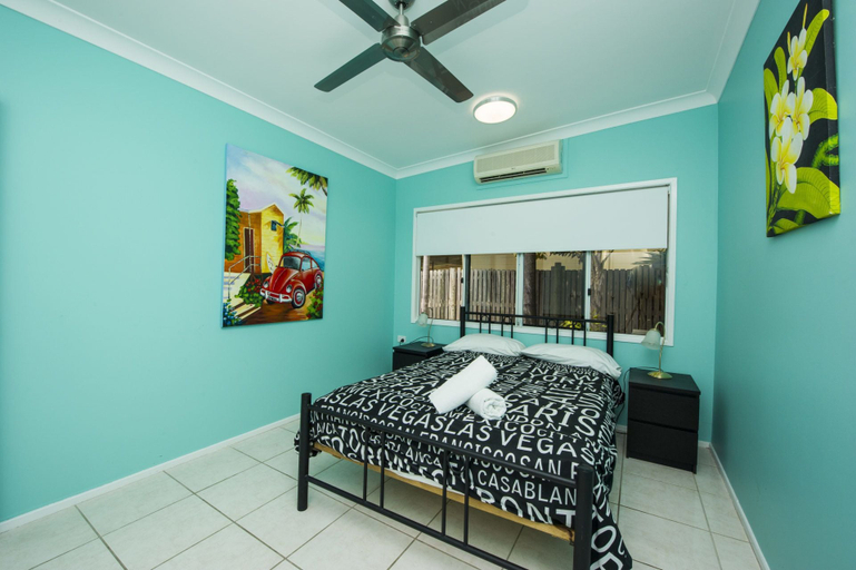 Bedroom, Azure on Geoffrey Bay, Magnetic Island