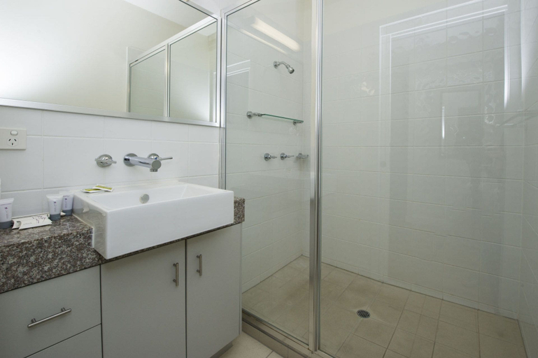 Bathroom 4, Beachside Apartment 14, Magnetic Island