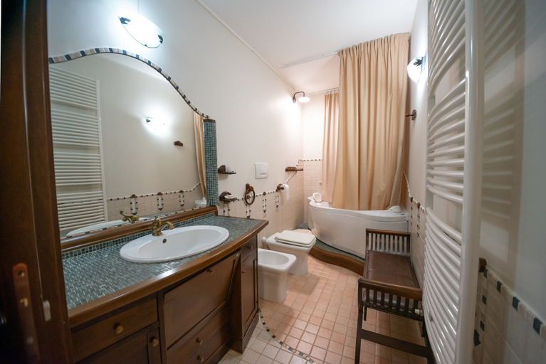 Bathroom 3, Tra Cielo e Terra, Bari