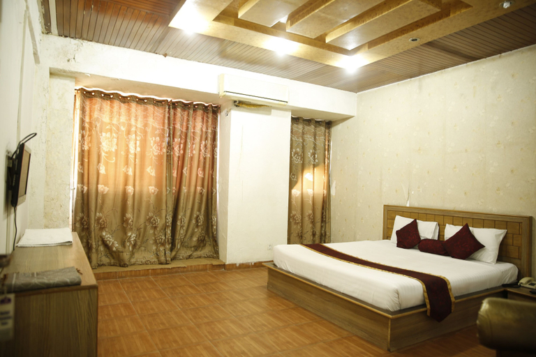 Bedroom 2, Premier Inn Heights hotel Davis Road Lahore, Lahore