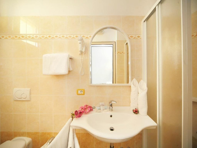 Bathroom 5, Hotel Mignon Riccione Fronte Mare, Rimini