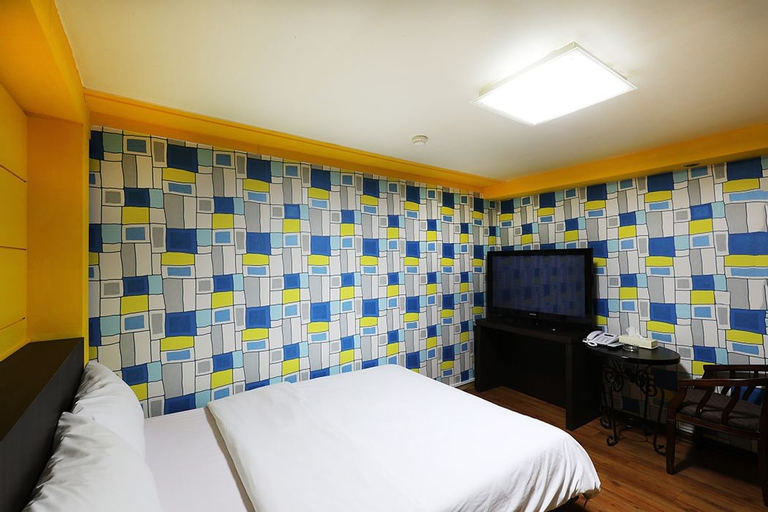 Hotel H.E, Nam