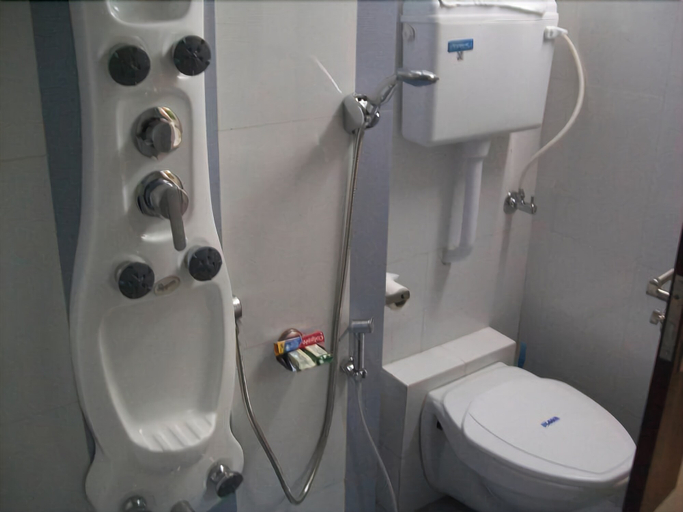 Bathroom 4, Hotel Crescent, Mumbai Suburban