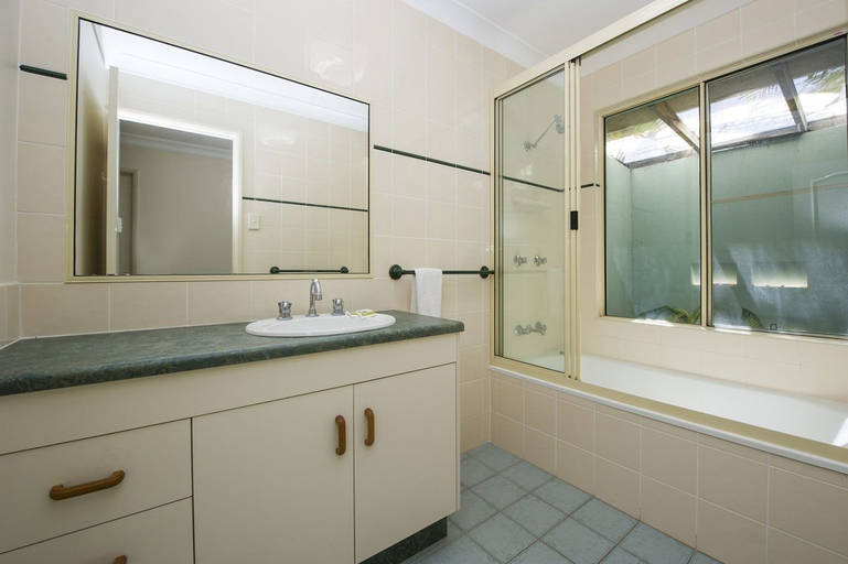 Bathroom 4, Island Dreams, Magnetic Island