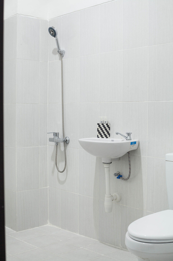 Bathroom 5, Yankee Fara 14, Badung