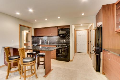 Wall Street Condo #114, Deschutes