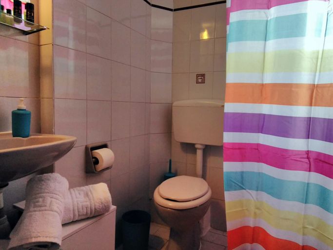Bathroom 5, Seaview Studios, Central Macedonia