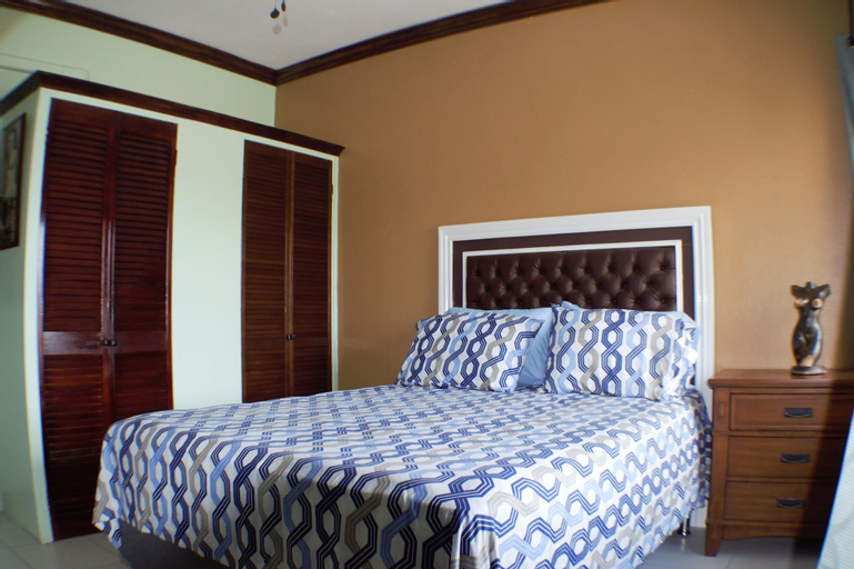 The Embassy Luxury Apt Crystal Towers I,
