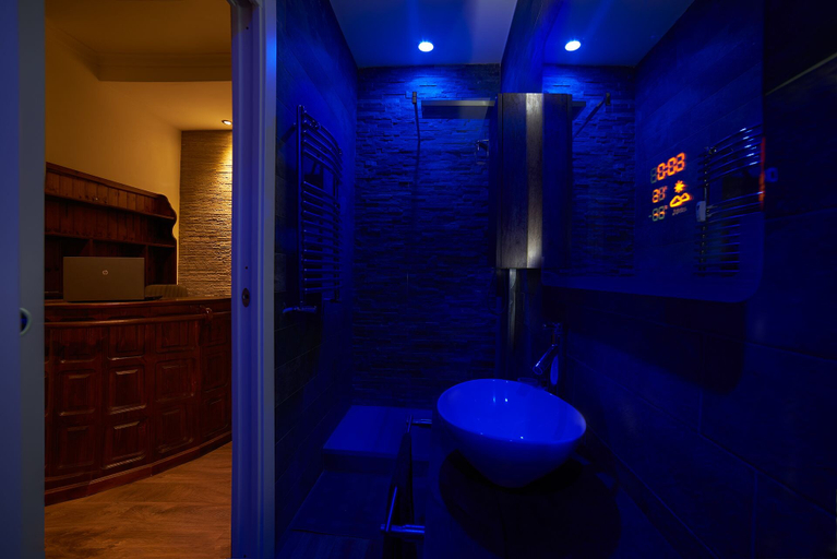 Bathroom 4, Malenki, Rome