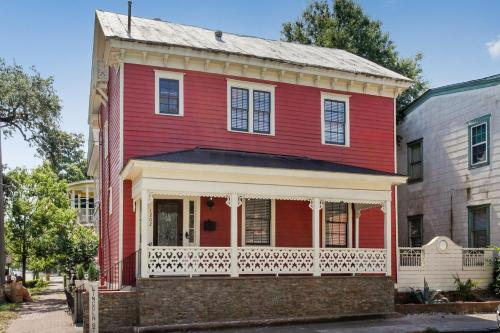 New Listing! Chic 1870S Home With Private Patio Home, Chatham