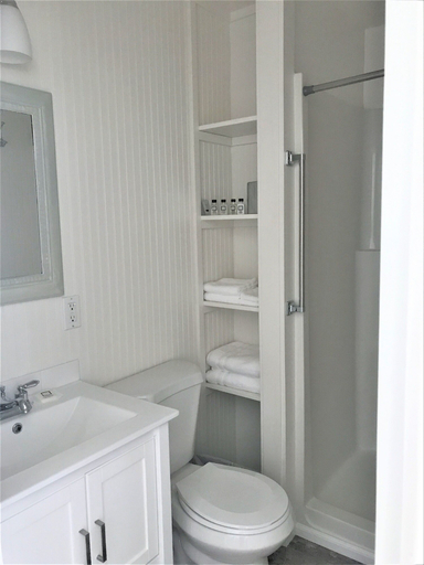 Bathroom 4, Bandon Marina Inn, Coos