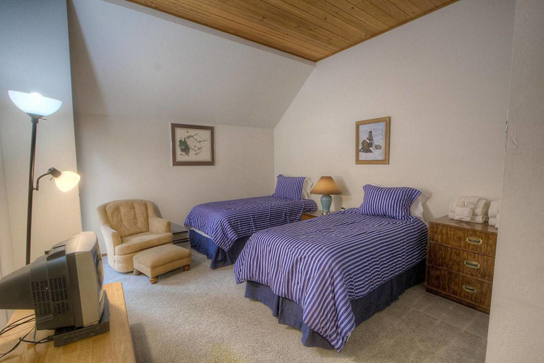 Bedroom 2, Raccoon Roost condo, Washoe