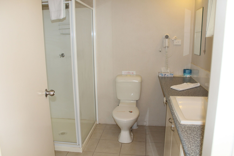 Bathroom 4, Sarina Beach Motel, Sarina