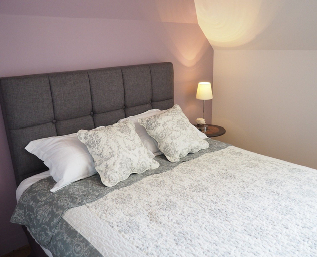 Bedroom 2, Les Grands-Aulnais, Mayenne