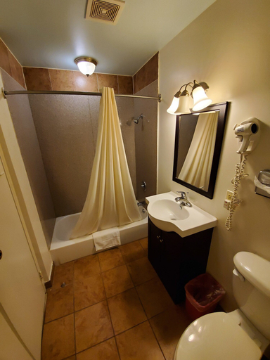 Bathroom 4, Economy Inn, Pratt