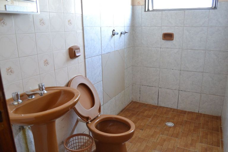 Bathroom 4, Império Hotel, Caçu