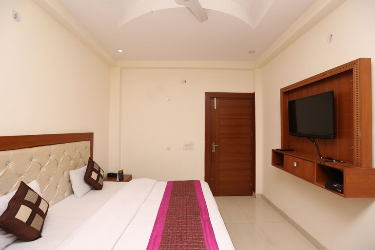OYO 8498 near Medanta, Gurgaon