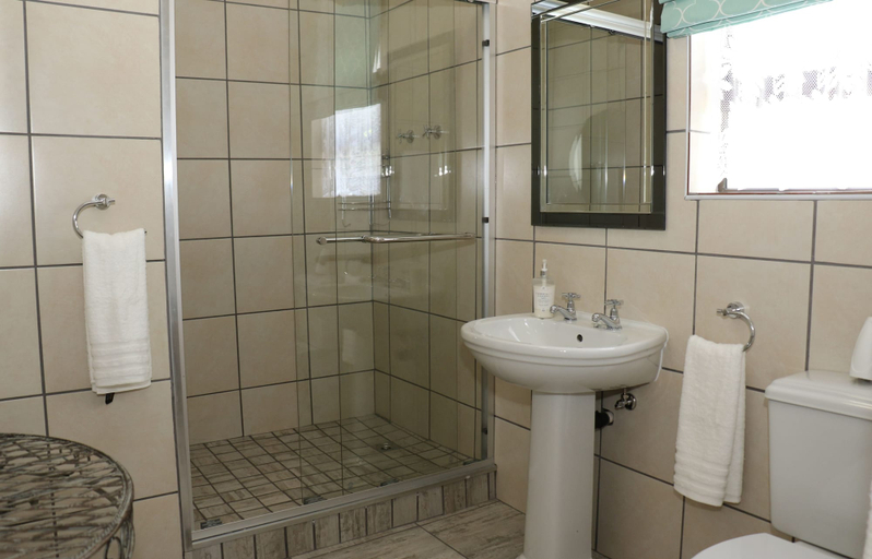 Bathroom 3, Montarie Guest Accommodation, Chris Hani