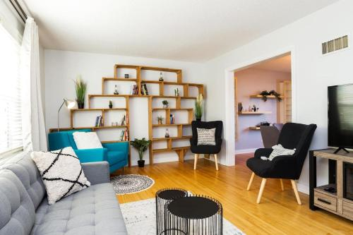 Bright Nordic Home - Complementary Netflix - Secure Garage Parking - 10 Mins to Downtown Core - Slee, Division No. 11