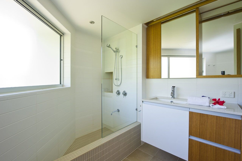 Bathroom 5, Maggies Beachfront Apt. 6, Magnetic Island