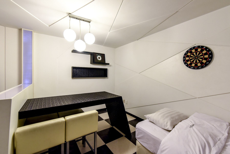 Sunflower Hotel, Nam