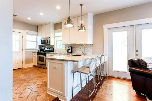 Urban Bungalow, Travis